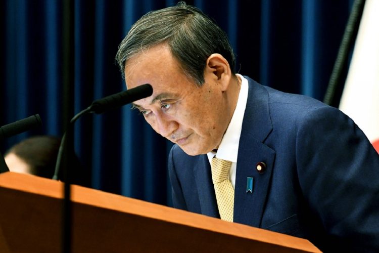 4度目の緊急事態宣言を発表し、記者会見で頭を下げる菅義偉首相(写真/7月8日、時事通信フォト)
