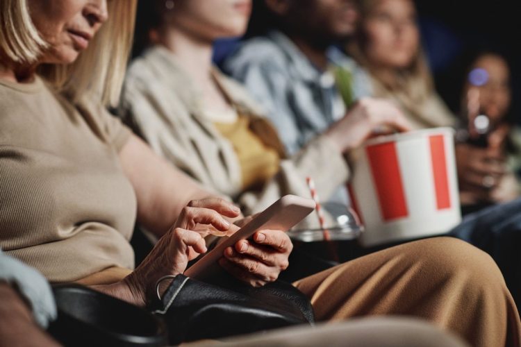 本編上映前のスマホチェック、あり?なし?(写真:イメージマート)