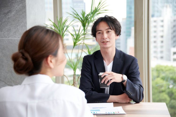 苦手だと思う人と話したほうがいい場面とは（イメージ）